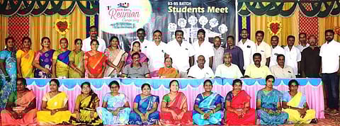 சங்ககிரி அரசு ஆண்கள் மேல்நிலைப்பள்ளியில் ஞாயிற்றுக்கிழமை நடைபெற்ற முன்னாள் மாணவர்கள், மாணவிகள், ஆசிரியர், ஆசிரியைகள் சந்திப்பு.