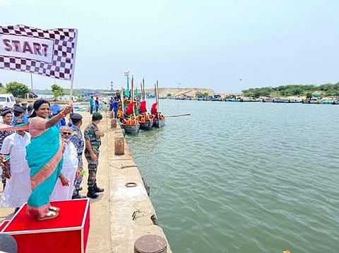 கடற்படைப் பிரிவு மாணவர்களின் கடல் சாகசப் பயணத்தை கொடியசைத்துத் தொடங்கி வைத்தார் துணைநிலை ஆளுநர் தமிழிசை சௌந்தராஜன்.
