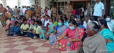 திருப்பூர் மாவட்ட ஆட்சியர் அலுவலகத்தில் திங்கள்கிழமை தர்னாவில் ஈடுபட்ட அலகுமலை பட்டியல் சமூக பொதுமக்கள்.