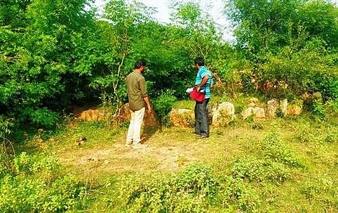 தும்பல் கிராமத்தில் கல் வட்டங்களை ஆய்வு செய்த தொல்லியல் துறை அலுவலர்கள்.