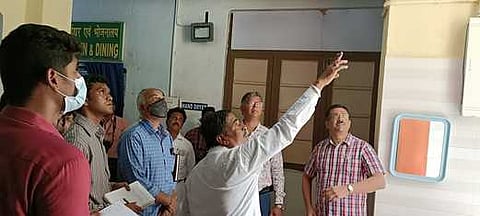 ஜோலாா்பேட்டை ரயில் நிலையத்தில் ஆய்வு செய்த சென்னை ரயில்வே கோட்ட மேலாளா் கணேஷ்.