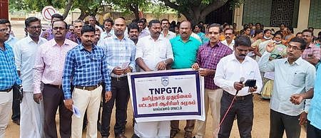 நாகையில் நடைபெற்ற வாயிற்கூட்டத்தில் பங்கேற்ற முதுநிலைப் பட்டதாரி ஆசிரியா்கள்.