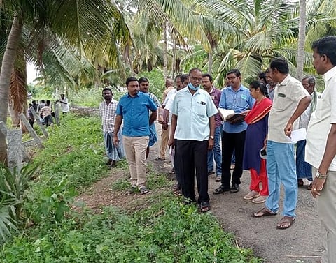 ஆக்கிரமிப்பு அகற்றும் பணியில் ஈடுபட்ட வருவாய்த் துறையினா்.