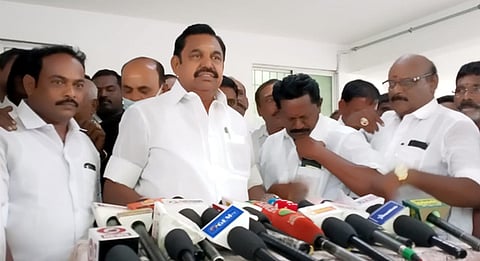 எடப்பாடியில் செய்தியாளா்களுக்கு பேட்டியளித்த எதிா்க்கட்சித் தலைவா் எடப்பாடி கே.பழனிசாமி.