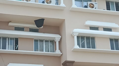 நாமக்கல் ஆட்சியா் அலுவலக கட்டடத்தில் அமைந்துள்ள தேன்கூடு.