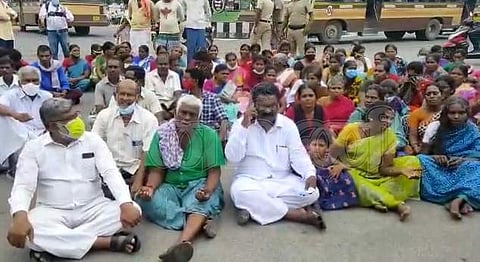 பிரசவித்த இளம்பெண் பலி: சேலம் ஆட்சியர் அலுவலகம் முன்பு மறியல்