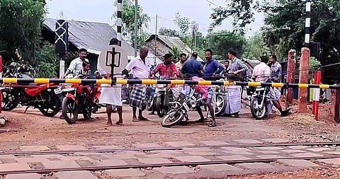 சீர்காழி: தொழில்நுட்பக் கோளாறால் திறக்கப்படாத ரயில்வே கேட்; மக்கள் அவதி