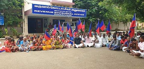 தாராபுரம் கோட்டாட்சியா் அலுவலகத்தில் பொதுமக்கள் தா்னா