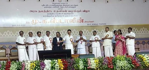 கோட்டைவேங்கைபட்டி கிராமத்தில் ரூ. 3.11 கோடியில் அமைக்கப்பட்டுள்ள பெரியார் நினைவு சமத்துவபுரத்தை திறந்து வைத்து பயனாளிகளுக்கு வழங்கிய முதல்வர் மு.க.ஸ்டாலின்.