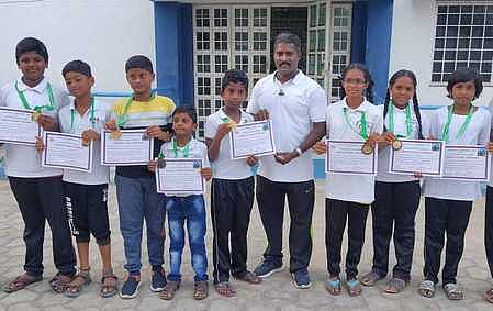 வில்வித்தைப் போட்டியில் பங்கேற்று 11 பதக்கங்களை வென்ற தருமபுரி டிராகன் பயிற்சி மைய மாணவா்கள்.
