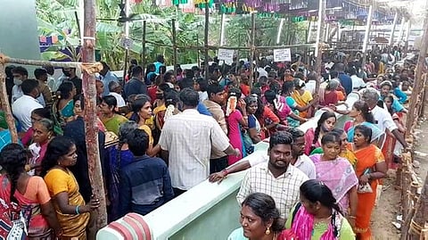 திருமலைராயன்பட்டினம் ஆயிரங்காளியம்மன்பூசை விழா: நீண்ட வரிசையில் நின்று பக்தா்கள் தரிசனம்