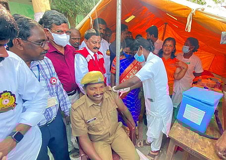 ரெட் கிராஸ் சேவைக்கு புதுவை ஆளுநா் பாராட்டு