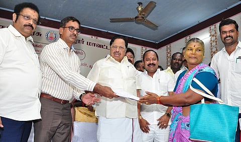 முகாமில் பொதுமக்களிடம் இருந்து மனுக்களைப் பெற்ற தமிழக நீா்வளத் துறை அமைச்சா் துரைமுருகன்.