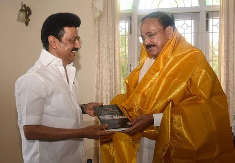 குடியரசு துணைத் தலைவர் வெங்கைய நாயுடுவை நேரில் சந்தித்து பிறந்தநாள் வாழ்த்து தெரிவித்த முதல்வர் ஸ்டாலின்.