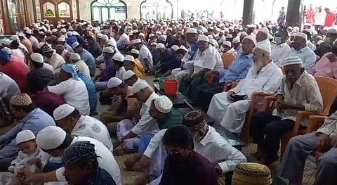 சேலத்தில் இஸ்லாமியர்கள் சிறப்பு தொழுகையில் ஈடுபட்டனர்