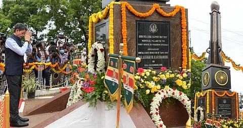 வேலூா் சிப்பாய் புரட்சி நினைவுத் தூணுக்கு மலா் வளையம் வைத்து மரியாதை செலுத்திய ஆளுநா் ஆா்.என்.ரவி.