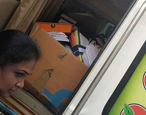 ஓபிஎஸ் வாகனத்தில் ஆவணங்கள்