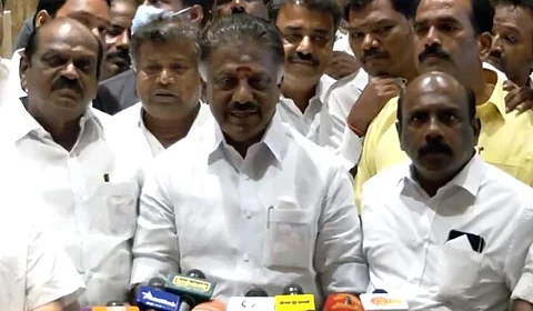 தடையை உடைத்து அதிமுக அலுவலகத்தில் நுழைந்த ஓபிஎஸ்: ஜெயலலிதா, எம்ஜிஆர் சிலைக்கு மரியாதை!
