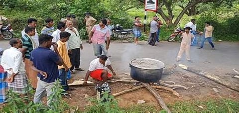ஆலங்காயம் அருகே சாலையை அகலப்படுத்த கோரி மலை கிராம மக்கள் போராட்டம்