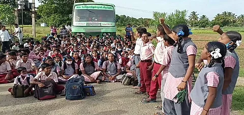 'கூடுதல் பேருந்து வேண்டும்' - திருப்பத்தூர் அருகே பள்ளி மாணவ, மாணவிகள் சாலை மறியல்