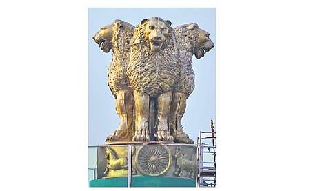  தில்லியில் உருவாகி வரும் புதிய நாடாளுமன்ற கட்டடத்தின் உச்சியில் வைக்கப்பட்டுள்ள தேசிய சின்னம்.