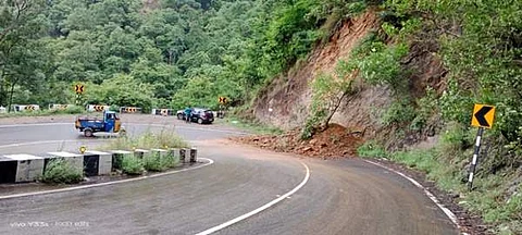மண்சரிவு ஏற்பட்ட லோயர்கேம்ப் குமுளி மலைச்சாலை.