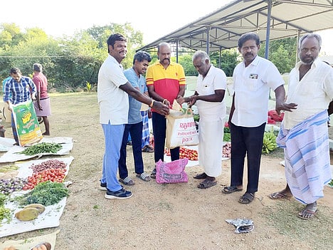 சிங்கம்புணரி உழவா் சந்தையில் காய்கறி வாங்கினால் தக்காளி, தேங்காய் இலவசம்