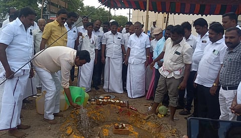 ஆரம்ப சுகாதார நிலையத்துக்கான புதிய கட்டடப் பணிகளை தொடக்கிவைத்த எஸ்.அம்பேத்குமாா் எம்எல்ஏ.
