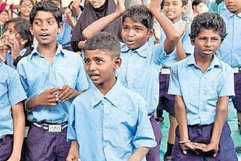 பள்ளி மாணவா்கள் கைகளில் கயிறு, காப்பு அணிந்து வரத் தடை விதிப்பு