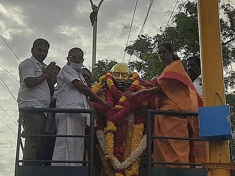 கரூா் பேருந்துநிலைய ரவுண்டானாவில் உள்ள காமராஜா் சிலைக்கு மாலை அணிவிக்கும் மக்களவை உறுப்பினா் செ.ஜோதிமணி.