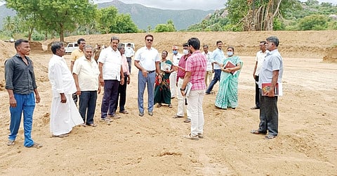 போ்ணாம்பட்டை  அடுத்த  மேல்பட்டில்  குளம்  வெட்டும்  பணியை  ஆய்வு  செய்த  ஆட்சியா்  பெ.குமாரவேல்  பாண்டியன்.