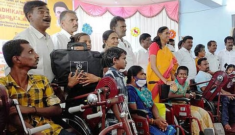 விராலிமலை கலைஞா் சமுதாய கூடத்தில் நடைபெற்ற விழாவில் மாற்றுத்திறனாளிகளுக்கு 3 சக்கர சைக்கிளை வழங்குகிறாா் மக்களவை உறுப்பினா் ஜோதிமணி.