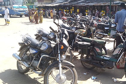 பேருந்து நிலையத்தில் இரு சக்கர வாகனங்களால் இடையூறு