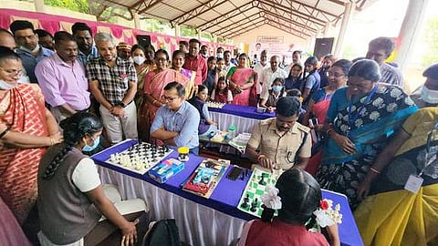 திருப்பத்தூரில் சதுரங்கப் போட்டியைத் தொடக்கி வைத்து மாணவா்களுடன் சதுரங்கம் விளையாடிய ஆட்சியா் அமா்குஷ்வாஹா. உடன், எஸ்.பி. பாலகிருஷ்ணன்.