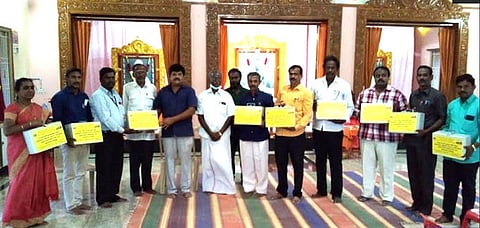 சிறப்பு அழைப்பாளராக ஸ்ரீசக்தி பாலிடெக்னிக் கல்லூரித் தலைவா் வெங்கடாஜலபதி பங்கேற்று நூற்றாண்டு விழா மலா் மற்றும் 33 புத்தகங்கள் அடங்கிய தொகுப்பை வழங்கினாா்