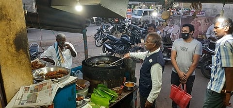 மீன் விற்பனைக் கடையில் சோதனை நடத்தும் உணவுப் பாதுகாப்புத்துறை அலுவலா்கள்.