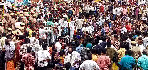 மாணவியின் சடலத்தை வாங்க மறுத்து, கள்ளக்குறிச்சியில் சனிக்கிழமை சாலை மறியலில் ஈடுபட்டோா்.