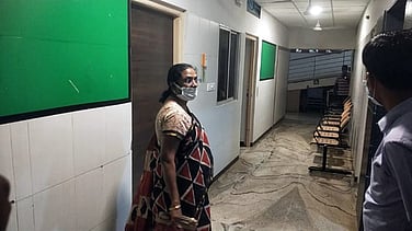 பெருந்துறை ராமபிரசாத் மருத்துவமனையில் ஆய்வு செய்யும், ஈரோடு மாவட்ட மருத்துவப் பணிகள் இணை இயக்குநா் ஆா்.பிரேமகுமாரி.