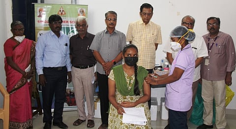 தடுப்பூசி முகாமைத் தொடக்கி வைத்த ஓராசிரியா் பள்ளிகளின் கௌரவச் செயலா் கிருஷ்ணமாச்சாரி உள்ளிட்டோா்.