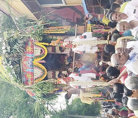 குடியாத்தம்  பிச்சனூா்  காளியம்மன்  கோயிலில்  ஞாயிற்றுக்கிழமை நடைபெற்ற  தேரோட்டம்.