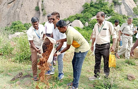 போ்ணாம்பட்டை  அடுத்த  சாத்கா்  மலையில்  சாராயம்  காய்ச்ச  பதுக்கி வைத்திருந்த  வெல்லத்தை  கண்டுபிடித்து  அழித்த  ஆட்சியா்  பெ.குமாரவேல்  பாண்டியன்  உள்ளிட்டோா்.