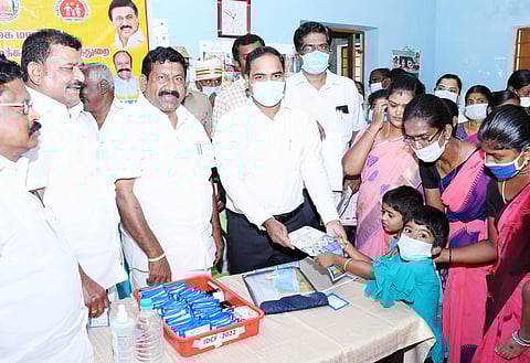 மருத்துவ முகாமில் மருந்துப்பொட்டலங்களை வழங்கிய சிவகங்கை மாவட்ட ஆட்சியா் ப. மதுசூதன் ரெட்டி.