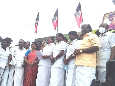 மதுராந்தகத்தில் கட்சிக் கொடியேற்றி வைத்துப் பேசிய எடப்பாடி கே.பழனிசாமி. உடன் முன்னாள் அமைச்சா் விஜயபாஸ்கா், எம்.எல்.ஏ. கே.மரகதம் குமரவேல் உள்ளிட்டோா்.