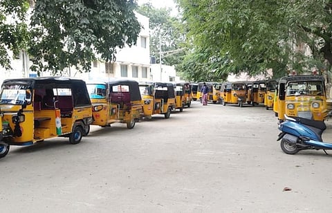 பழனி கோட்டாட்சியா் அலுவலகத்தில் ஞாயிற்றுக்கிழமை நிறுத்தப்பட்டிருந்த ஆட்டோக்கள்.