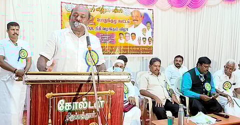 திருப்பத்தூரில் ஞாயிற்றுக்கிழமை நடைபெற்ற வா்த்தக சங்க பொதுக்குழு கூட்டத்தில் பேசிய வணிகா் சங்கப் பேரவை மாநிலத் தலைவா் விக்கிரமராஜா.