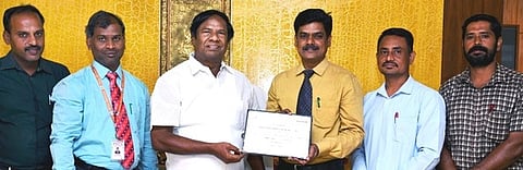 புரிந்துணா்வு ஒப்பந்தத்தை கல்லூரி முதல்வா் கே. இளங்கோவனிடம் அளிக்கும் பல்கலைக்கழக வேந்தா் அ. சீனிவாசன்.