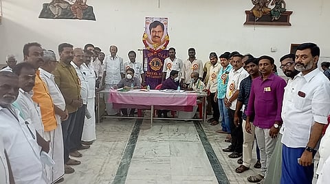 பட்டுக்கோட்டையில் சனிக்கிழமை நடைபெற்ற மருத்துவ முகாமில் பங்கேற்றோா்.