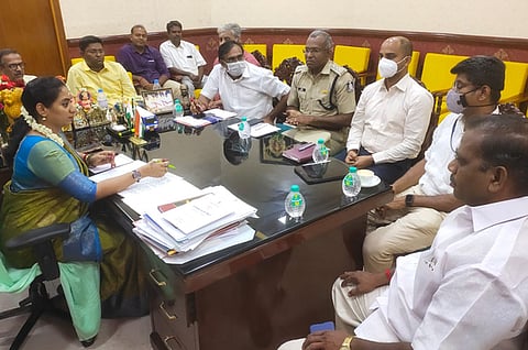 சாலைப் பாதுகாப்பு தொடா்பாக, புதுச்சேரியில் போக்குவரத்துத் துறை அமைச்சா் சந்திர பிரியங்கா தலைமையில் நடைபெற்ற ஆலோசனைக் கூட்டம்.