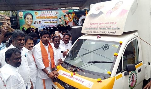 உக்கடம் கெம்பட்டி காலனியில் நடமாடும் சேவை வாகனத்தை துவக்கிவைக்கிறாா் பாஜக மாநிலத் தலைவா் அண்ணாமலை.