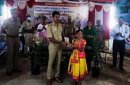 விழாவில், மாணவிக்குப் பரிசு வழங்கிய எஸ்.பி. கு. ஜவஹா்.